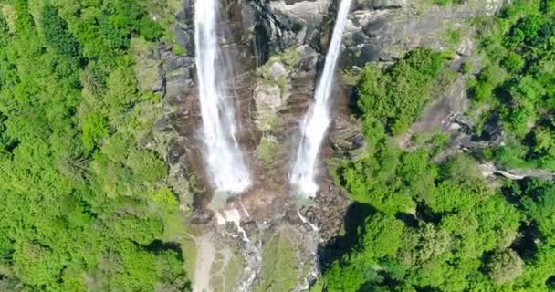 Cinemática 4 k antena ver una cascada en Italia y los Alpes de Austria — Vídeo de stock