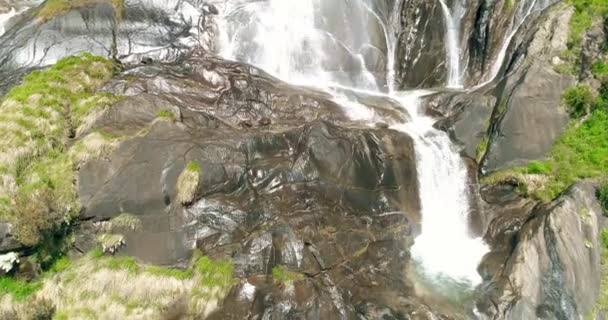 Filmiska 4 k antenn veiw ett vattenfall i Italien och Österrike Alperna — Stockvideo