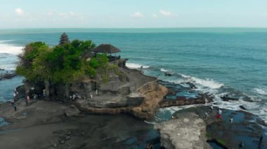Tabanan, Bali, Endonezya tapınakta Pura Tanah Lot hava görünümünü. 4k