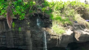 Havadan görünümü Bali ormanda ve şelaleler çöp yığını. Doğa kirliliği. 4 k dron video.