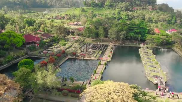 Luftaufnahme des hinduistischen balinesischen Wasserpalastes tirta gangga auf der Insel Bali, Indonesien. Luftaufnahme tirta gangga königlichen Wasserpalast ist ein Labyrinth von Pools und Brunnen mit Fischen umgeben 4k — Stockvideo