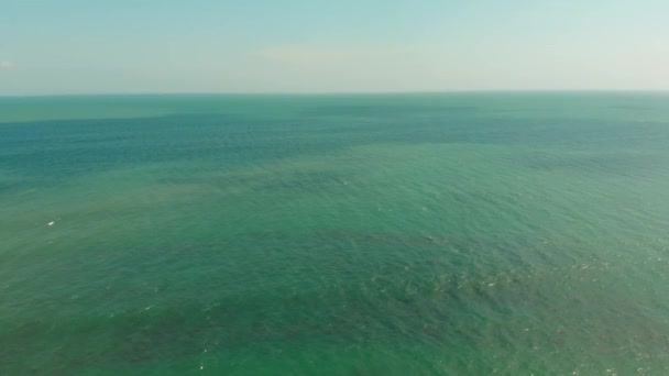 Voo sobre o mar. Vista mar limpa. Um tiro aéreo sobrevoando a ilha Bali. Imagens de drones aéreos 4K . — Vídeo de Stock