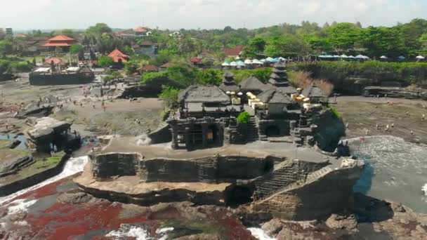 Αεροφωτογραφία του Pura Tanah Lot temple στην Tabanan Μπαλί, Ινδονησία. 4k — Αρχείο Βίντεο