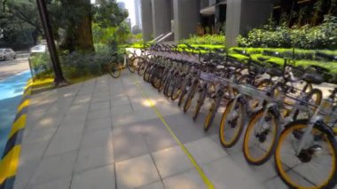 Üst üste sokak Park Kuala Lumpur Malezya birçok bisiklet standı. Ekolojik temiz taşıma. Tekerlekleri görünümünü. 4k