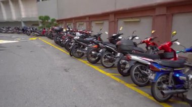 Motosiklet park Malezya üzerinde. Scooter, motosiklet ve motorlu bisikletler Park yerinde çok. 4k