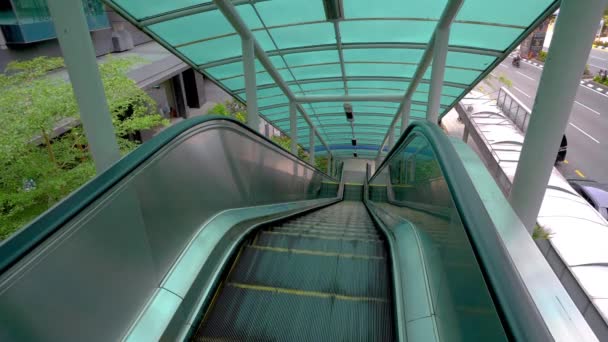 Escalera en movimiento, mecánica, electica. Escaleras y escaleras mecánicas en una zona pública. 4K — Vídeos de Stock
