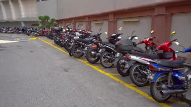 Moto sul parcheggio in Malesia. Un sacco di scooter, moto e ciclomotori nel parcheggio. 4K — Video Stock