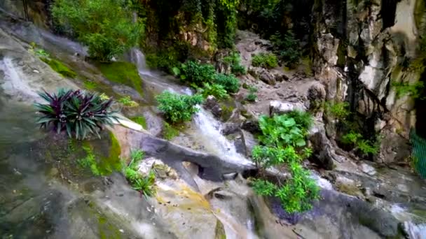 Detailní záběr z malého vodopádu s vodou stříkající na kámen v Malajsii řeky 4k — Stock video