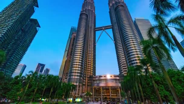 Kuala Lumpur, Malajsie - 15. května 2018: Večer timelapse close-up shot Kuala Lumpurs Petronas Towers na slunce 4k. Naklonit nahoru. — Stock video