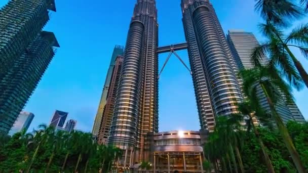 KUALA LUMPUR, MALAYSIA - 15 de maio de 2018: Pôr-do-sol noturno timelapse of close-up shot Kuala Lumpurs Petronas Towers on sunset 4K. Zoom . — Vídeo de Stock