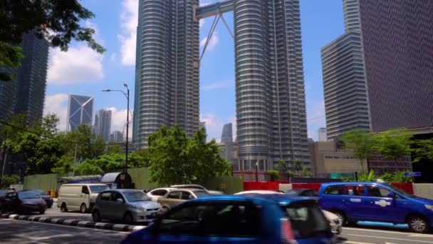 Kuala Lumpur, Malaysia - 15 maj 2018: Tid förfaller av biltrafiken i dagtid nära Petronas Towers 4k — Stockvideo