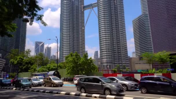 Kuala Lumpur, Malezya - 15 Mayıs 2018: Zaman atlamalı araba trafik Petronas kuleleri 4k yakınındaki gündüz — Stok video