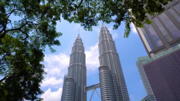 Kuala Lumpur, Malaysia - 15 maj 2018: Tid förfaller av biltrafiken i dagtid nära Petronas Towers 4k — Stockvideo