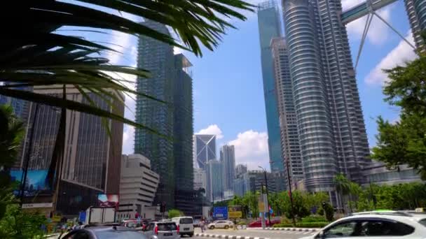 Kuala Lumpur, Malaysia - 15 maj 2018: Tid förfaller av biltrafiken i dagtid nära Petronas Towers 4k — Stockvideo