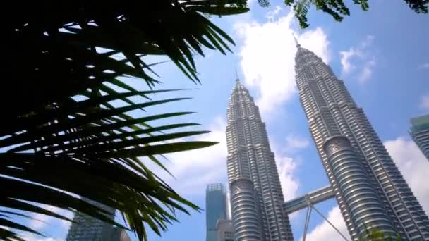 Kuala Lumpur, Malaysia - 15 maj 2018: Tid förfaller av biltrafiken i dagtid nära Petronas Towers 4k — Stockvideo