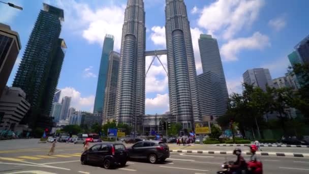 Kuala Lumpur, Malajsie - 15. května 2018: Časová prodleva automobilové dopravy ve dne poblíž Petronas Towers 4k — Stock video