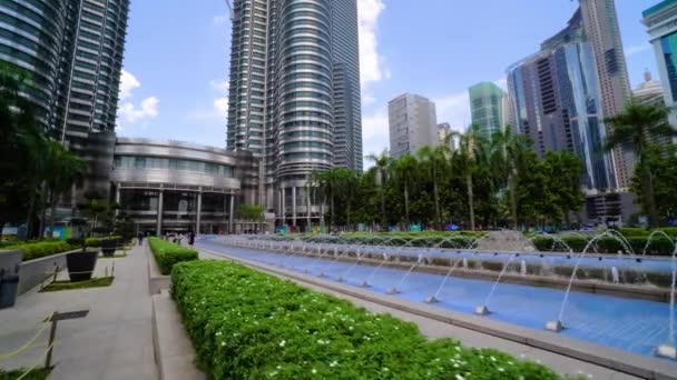 Kuala Lumpur, Malaysia - 15 maj 2018: Petronas twin towers och fontänen i Kuala Lumpur. 4k — Stockvideo