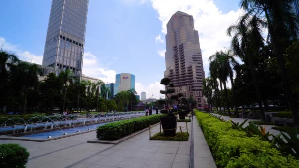 Kuala Lumpur, Malaysia - 15 maj 2018: Petronas twin towers och fontänen i Kuala Lumpur. 4k — Stockvideo
