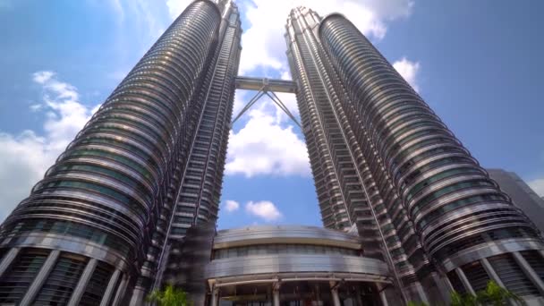 Kuala Lumpur, Malaysia - 15 maj 2018: Dagsljus timelapse av närbild skott Kuala Lumpurs Petronas Towers på sunset 4k. Vrid nedåt. — Stockvideo