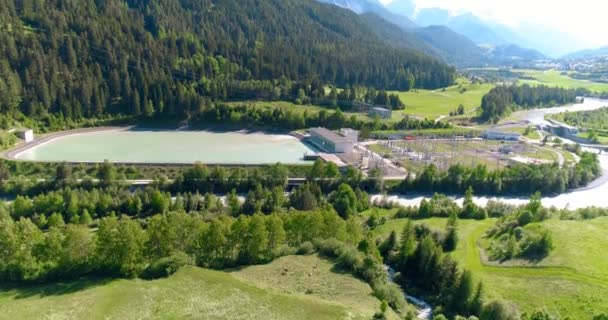 Vista aérea de la central hidroeléctrica y la central hidroeléctrica de los Alpes suizos 4K — Vídeos de Stock