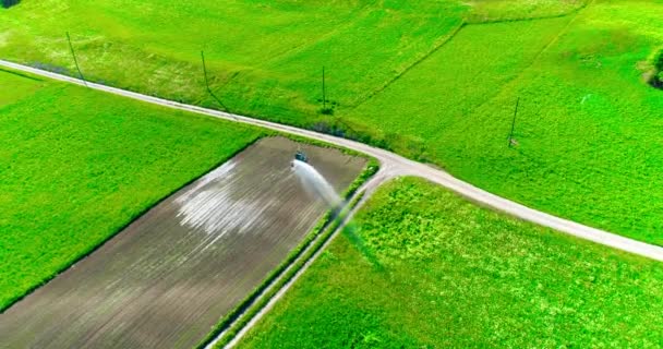 Agricultura industrial. Vídeo aéreo: Irrigación de un campo de lechugas en Europa en verano. Riego e irrigación de campos de trigo. 4K — Vídeos de Stock