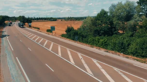 Аерофотозйомка автомобілів і вантажних перевезень, що йдуть на промисловий сільськогосподарський завод і склад в сільській місцевості. Поля жита, пшениця, що оточує рослину 4K — стокове відео