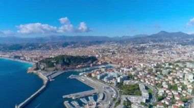 Havadan görünümü güzel Fransa promenade, Akdeniz ve Havaalanı görünümü. Şehir panorame. Uçak 4k video