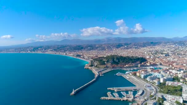 Vista aérea del paseo marítimo de Niza, del mar Mediterráneo y del aeropuerto. Ciudad panorámica. Drone 4K video — Vídeos de Stock