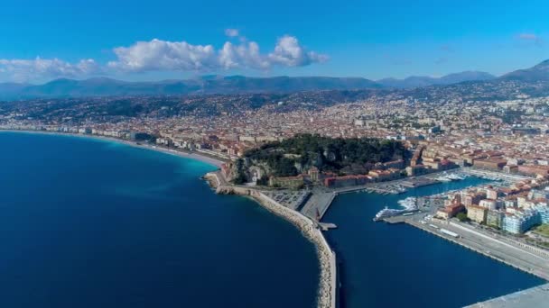 Vista aerea sul lungomare di Nizza, sul Mar Mediterraneo e sull'aeroporto. Panorama della città. Drone 4K video — Video Stock