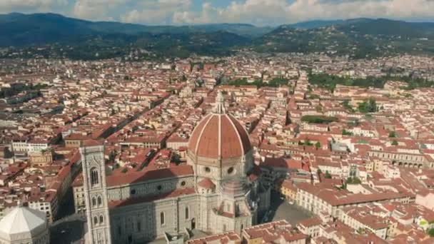 A légi felvétel a Florence city és a székesegyház a Santa Maria del Fiore 4k Drone videó — Stock videók