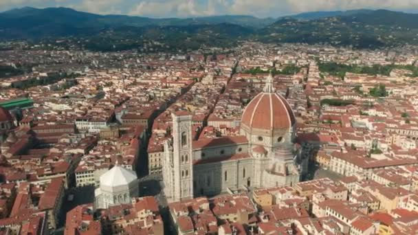 Flygfoto över Florence city och katedralen Santa Maria del Fiore 4k Drone Video — Stockvideo