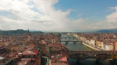 Floransa, İtalya, Ponte Vecchio Köprüsü, Arno Nehri'nin 4k havadan görünümü