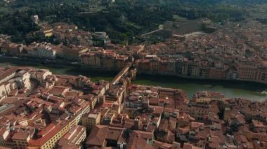 Floransa, İtalya, Ponte Vecchio Köprüsü, Arno Nehri'nin 4k havadan görünümü