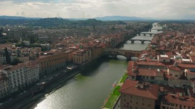 Floransa, İtalya, Ponte Vecchio Köprüsü, Arno Nehri'nin 4k havadan görünümü