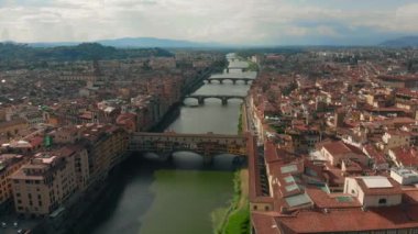Floransa, İtalya, Ponte Vecchio Köprüsü, Arno Nehri'nin 4k havadan görünümü