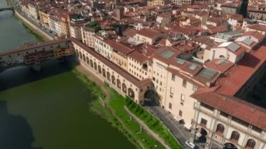 Floransa, İtalya, Ponte Vecchio Köprüsü, Arno Nehri'nin 4k havadan görünümü