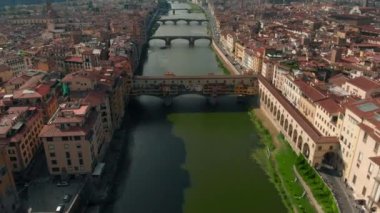Floransa, İtalya, Ponte Vecchio Köprüsü, Arno Nehri'nin 4k havadan görünümü