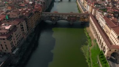 Floransa, İtalya, Ponte Vecchio Köprüsü, Arno Nehri'nin 4k havadan görünümü