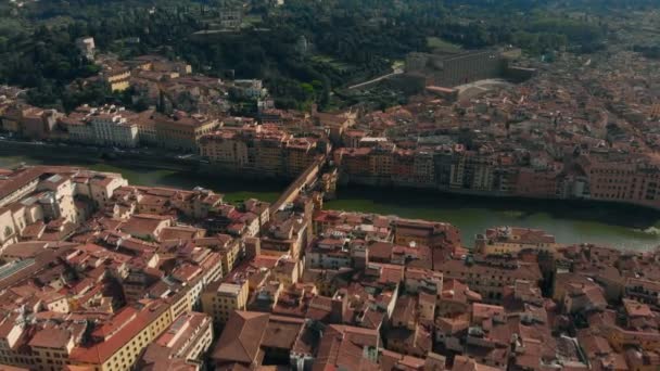 Widok z lotu ptaka rzeki Arno we Florencji, Włochy, Ponte Vecchio Stary Most, 4k — Wideo stockowe