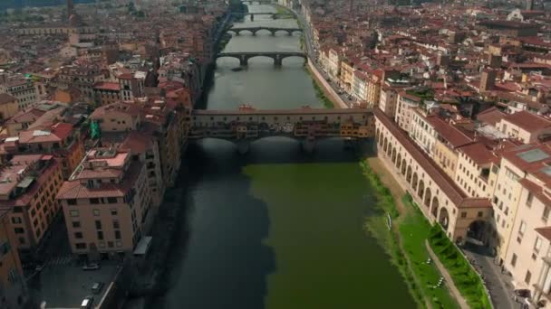 Floransa, İtalya, Ponte Vecchio Köprüsü, Arno Nehri'nin 4k havadan görünümü — Stok video