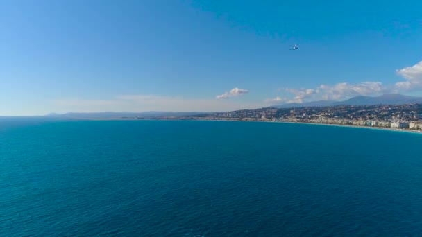 Flygfoto över planet landar i Nice flygplats på Medelhavet 4k — Stockvideo