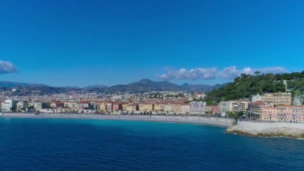 Vista aérea del paseo marítimo de Niza, del mar Mediterráneo y del aeropuerto. Panorama completo de la ciudad. Drone 4K video — Vídeos de Stock