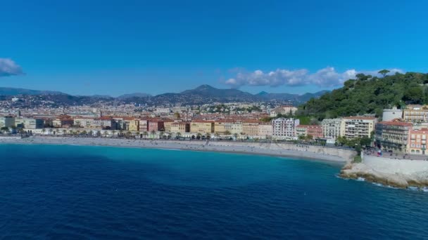 Vista aerea sul lungomare di Nizza, sul Mar Mediterraneo e sull'aeroporto. Panorama completo della città. Drone 4K video — Video Stock