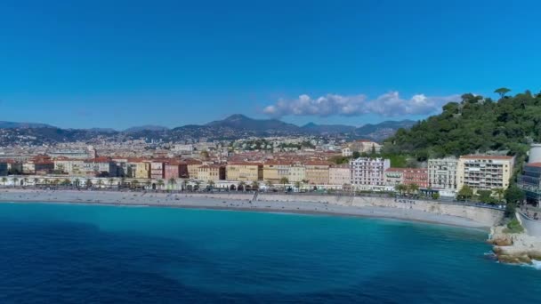 Vista aerea sul lungomare di Nizza, sul Mar Mediterraneo e sull'aeroporto. Panorama completo della città. Drone 4K video — Video Stock