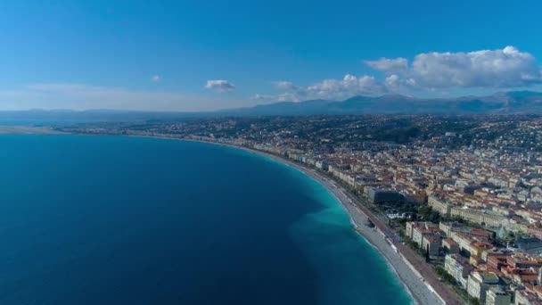 Vista aérea del paseo marítimo de Niza, del mar Mediterráneo y del aeropuerto. Panorama completo de la ciudad. Drone 4K video — Vídeos de Stock