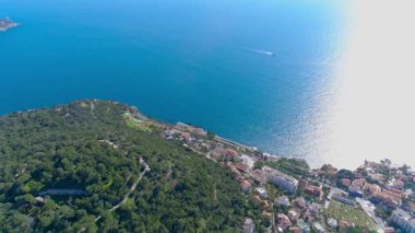 Akdeniz köyü Nice güneş ışık yeşil Hills yakınlarında. çatıları ve dar sokaklar aşağıda. dağlar ve deniz uzakta. Fransa yaz aylarında hava 4 k dron görünümü