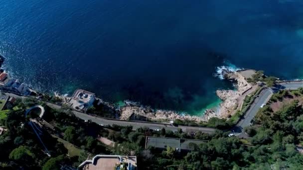 Medelhavet. Sten klippor, gröna träd, havsvågor och marinmålning. 4 k Flygfoto från drone. — Stockvideo