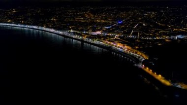 Night Nice Fransa gezinti, Akdeniz ve havaalanı görünümü 4k Havadan görünümü. Fransa şehir gece panorame. Gece şehir havadan görünümü.