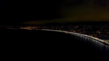 Night Nice Fransa gezinti, Akdeniz ve havaalanı görünümü 4k Havadan görünümü. Fransa şehir gece panorame. Gece şehir havadan görünümü.