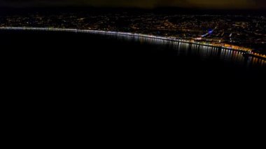 Night Nice Fransa gezinti, Akdeniz ve havaalanı görünümü 4k Havadan görünümü. Fransa şehir gece panorame. Gece şehir havadan görünümü.
